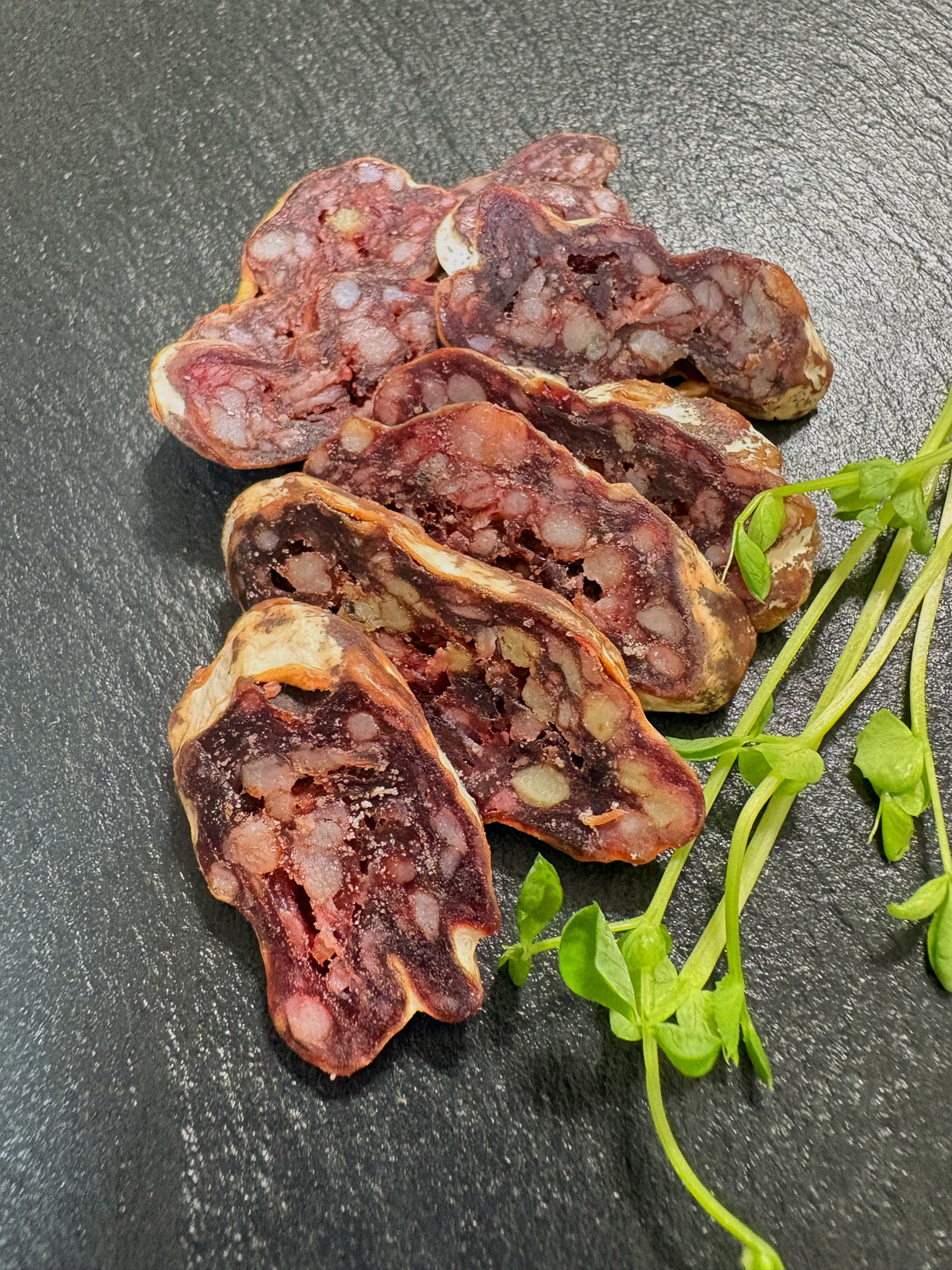 遠野鹿の熟成生サラミ（盛り付け）